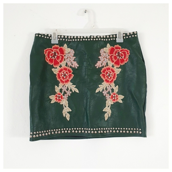 SOLD💥NWT Vegan Leather Embroidered Green Skirt - Picture 3 of 11